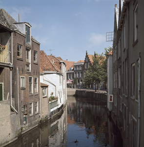 119955 Gezicht over de Lange Linschoten te Oudewater op de Markt Oostzijde (achtergrond): links de achterzijde van ...